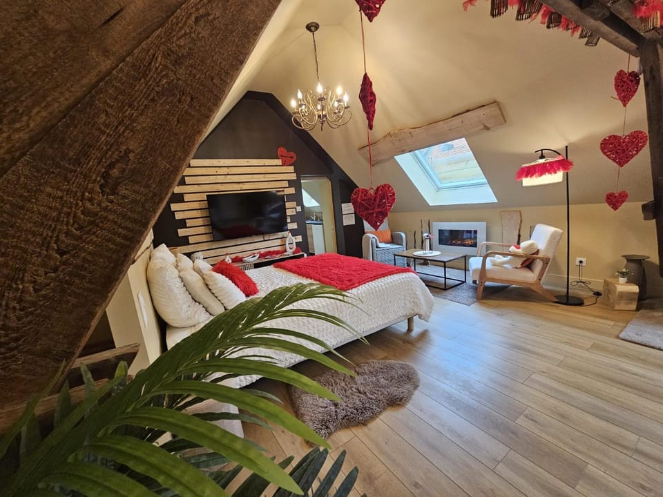 Bed, Living room, Photo of the whole room, Seating area, Bedroom