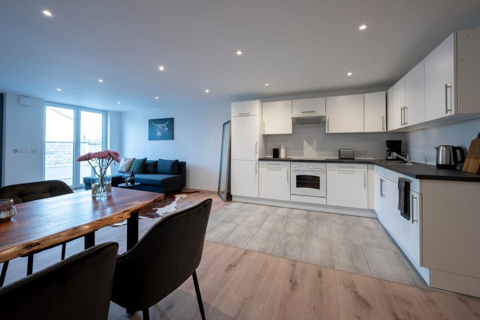 Coffee/tea facilities, Kitchen or kitchenette, Seating area, Dining area, oven, toaster