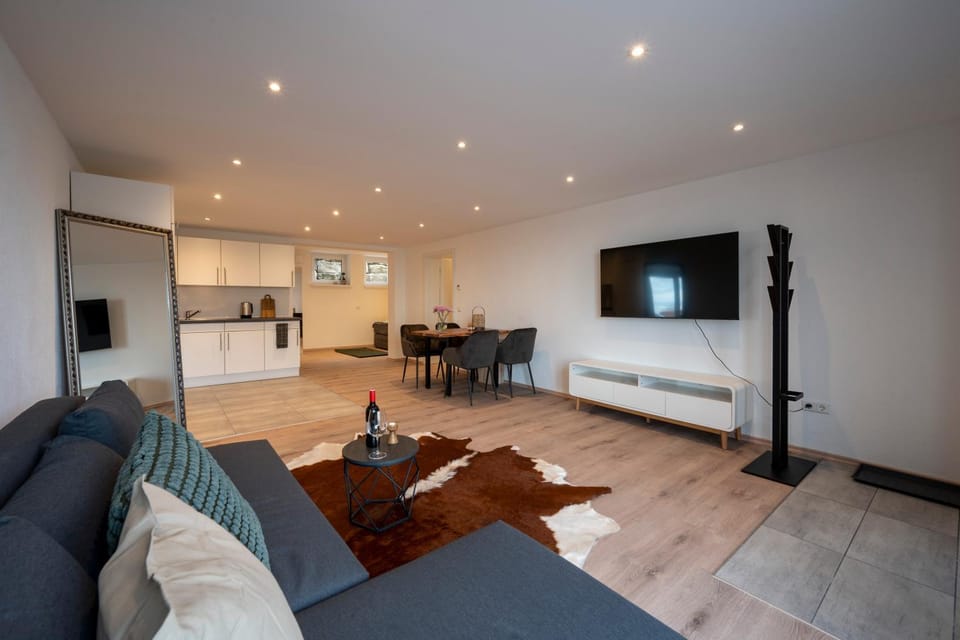 TV and multimedia, Living room, Seating area, Dining area