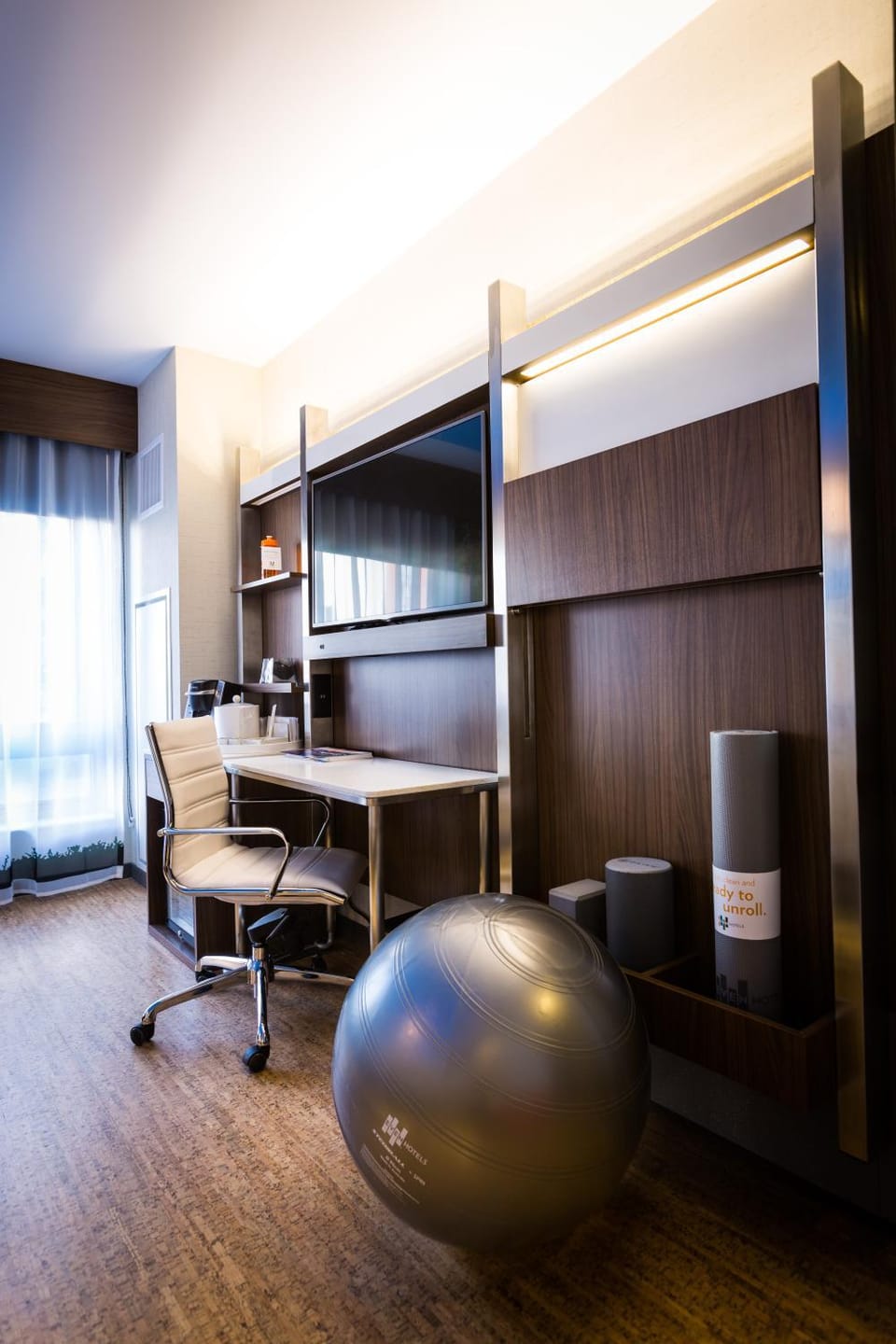 Day, TV and multimedia, Decorative detail, Seating area, Area and facilities