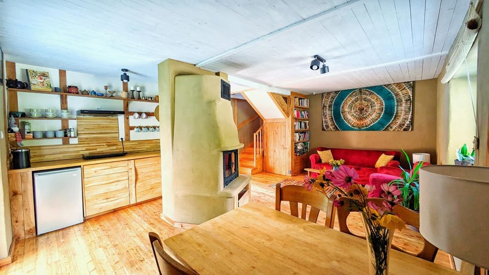 Kitchen or kitchenette, Living room, Seating area, Dining area
