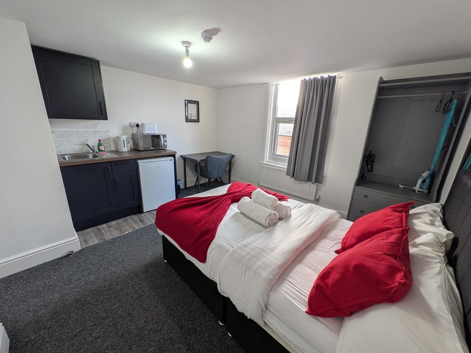 Bed, Kitchen or kitchenette, Photo of the whole room, Bedroom