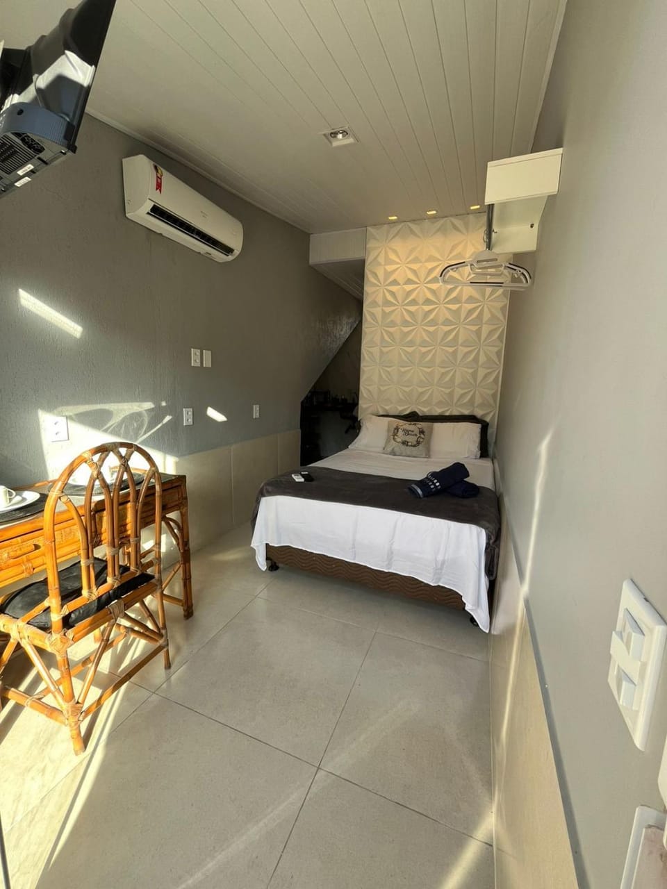 Photo of the whole room, Bedroom