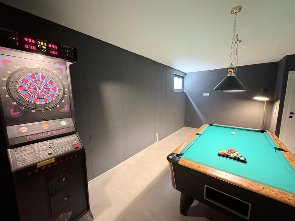 Billiard, Game Room
