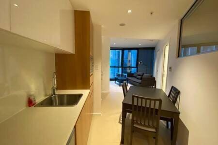 Escape to Elegance Stylish 2BR Apt in Skytower C10 Apartment in Kangaroo Point