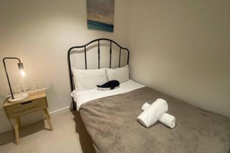 Escape to Elegance Stylish 2BR Apt in Skytower C10 Apartment in Kangaroo Point