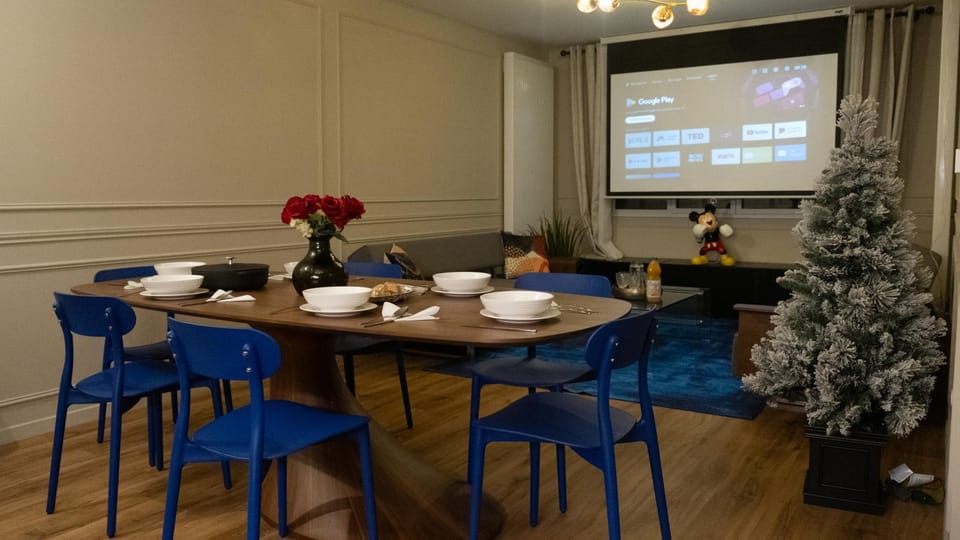 TV and multimedia, Living room, Seating area, Dining area