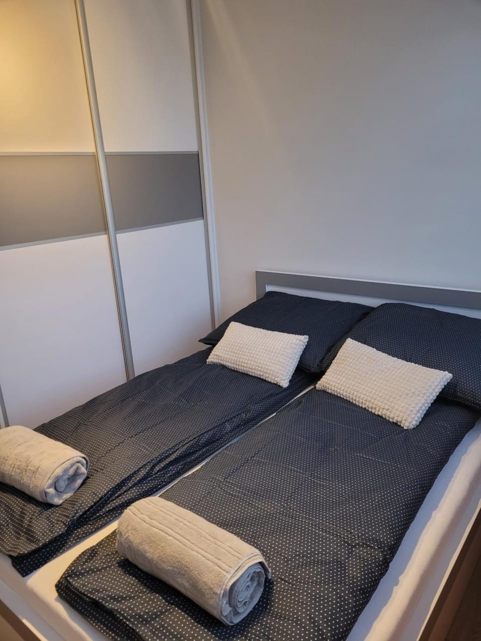 Bed, Bedroom, towels