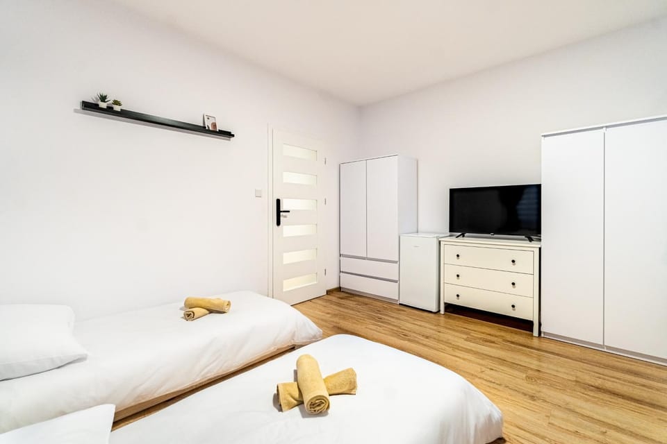 Bed, TV and multimedia, Photo of the whole room, Evening entertainment, Bedroom, wardrobe