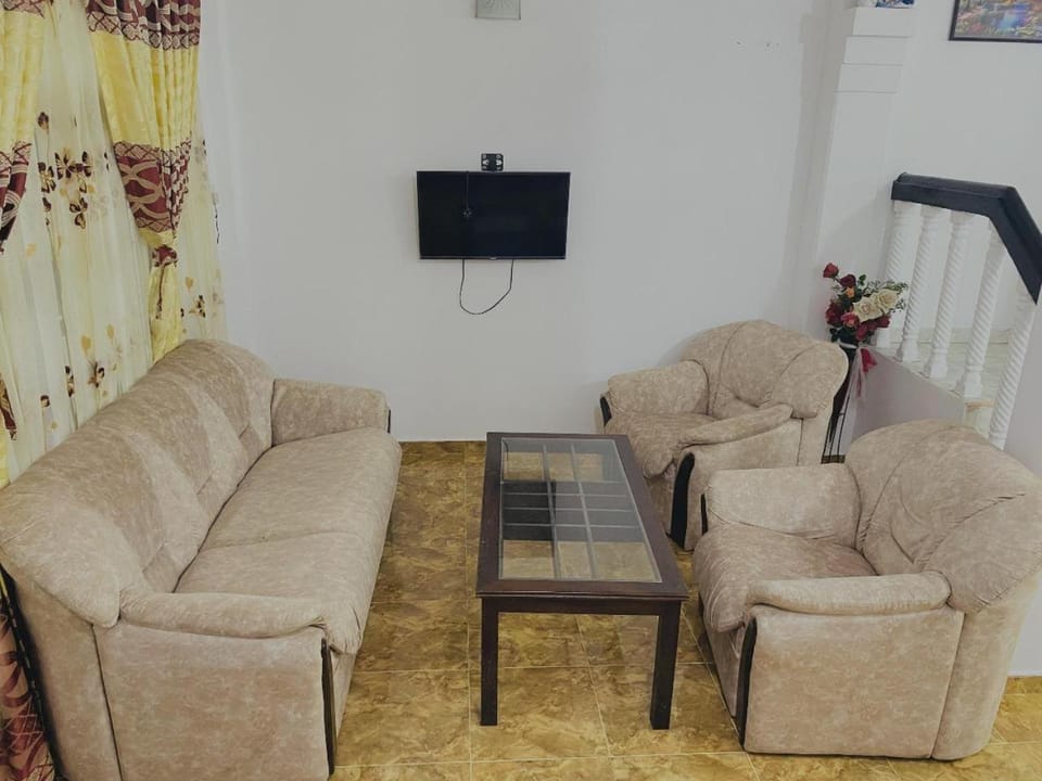 Communal lounge/ TV room, TV and multimedia, Living room, Seating area, Evening entertainment