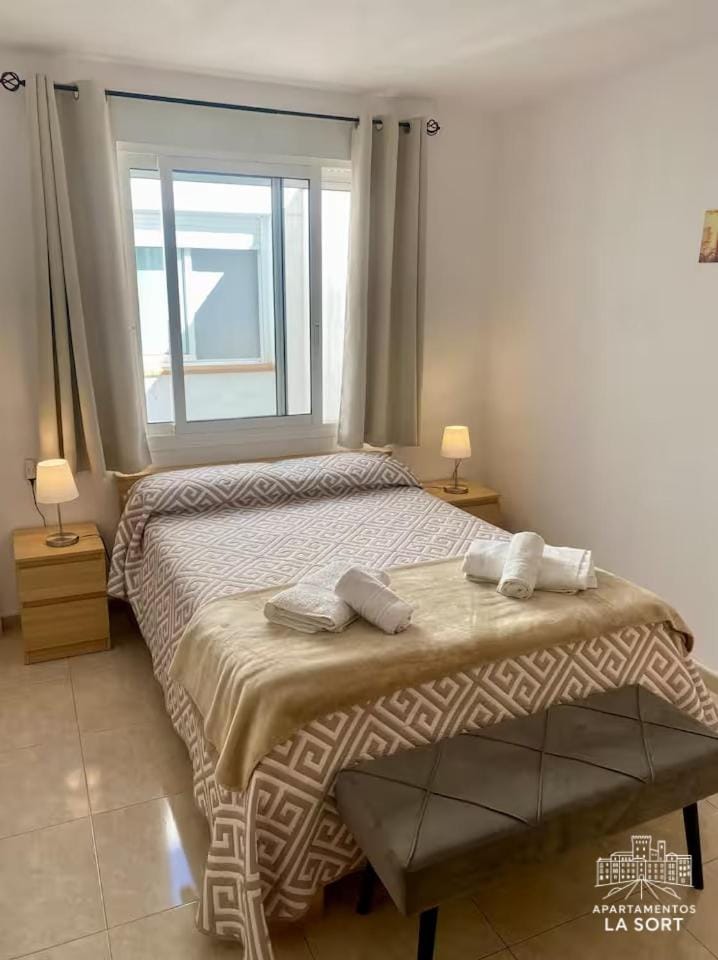 Bed, Photo of the whole room, Bedroom, towels