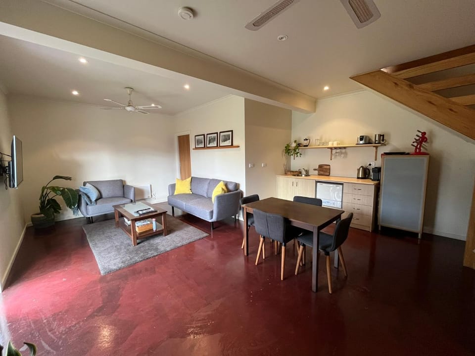 Kitchen or kitchenette, Living room, Seating area, Dining area, minibar