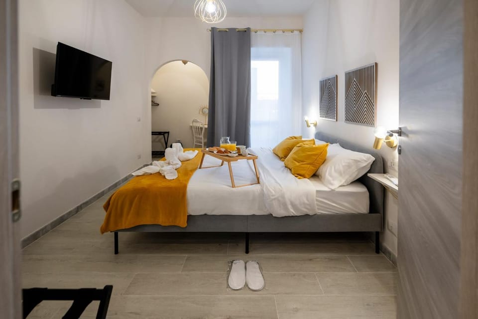 Bed, TV and multimedia, Bedroom