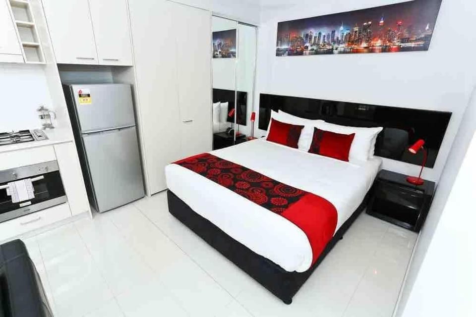 Discover Comfort CBD Studio Balcony Pool Gym Sauna C30 Apartment in Brisbane City