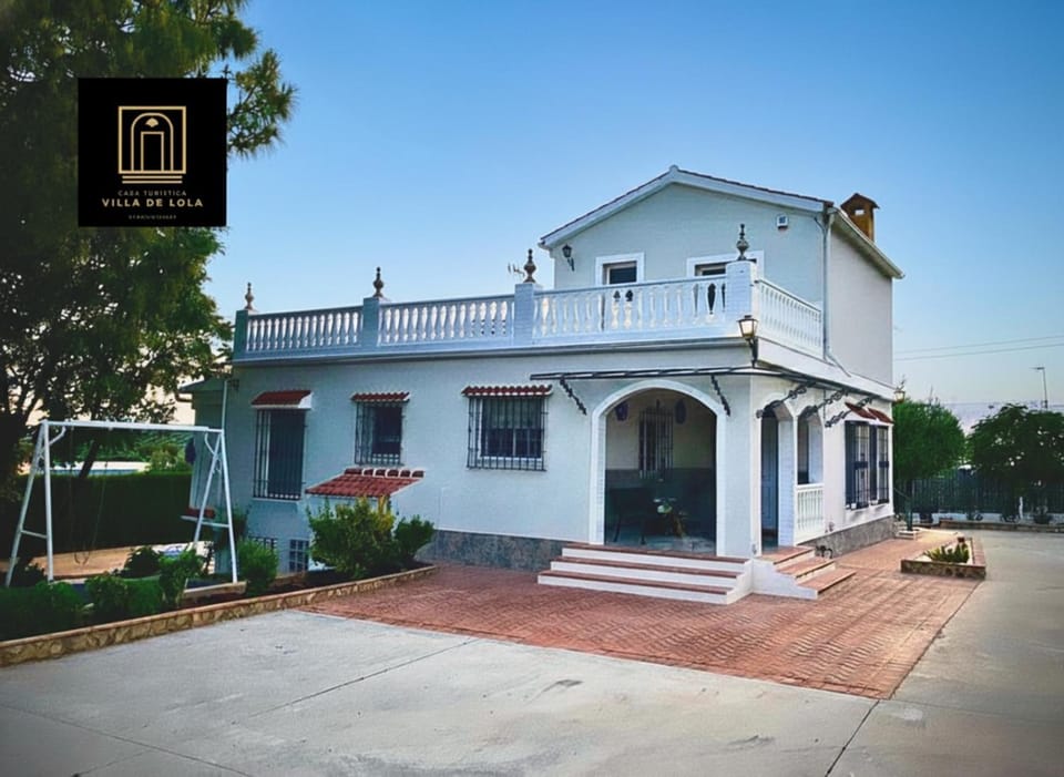 Property building, Facade/entrance, Day