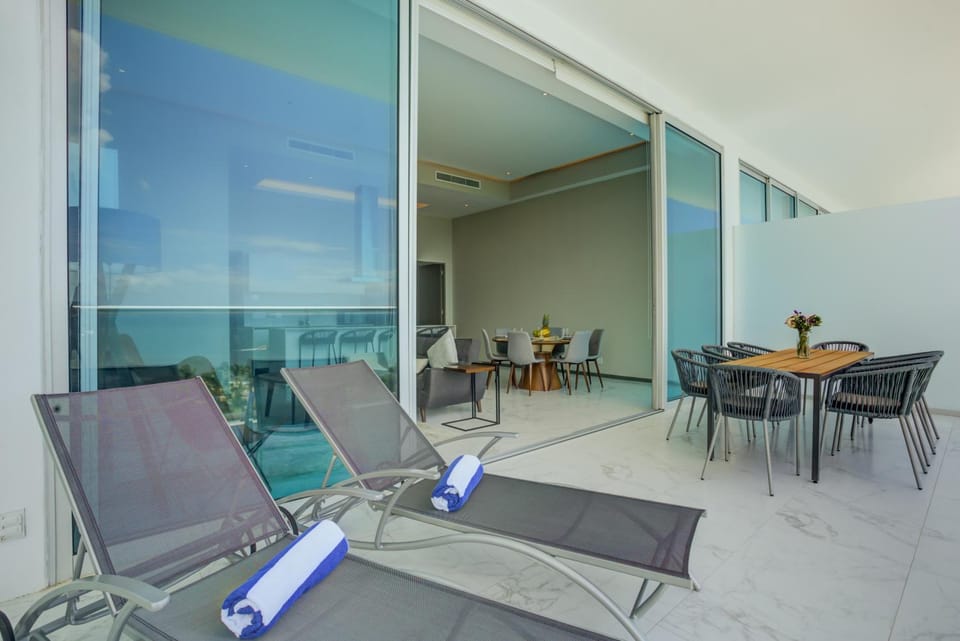Balcony/Terrace, sunbed