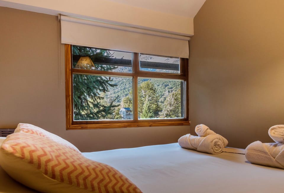 Photo of the whole room, Decorative detail, Bedroom