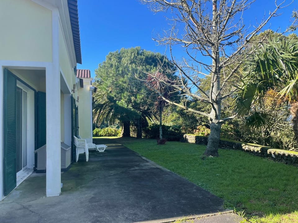 Casa dos Plátanos quarto branco Vacation rental in Azores District
