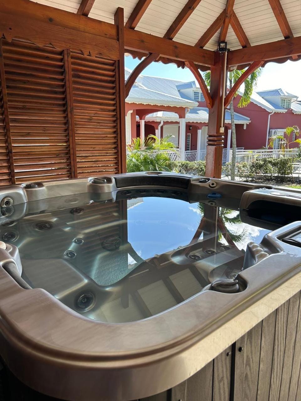 Property building, Natural landscape, Hot Tub, Spa and wellness centre/facilities