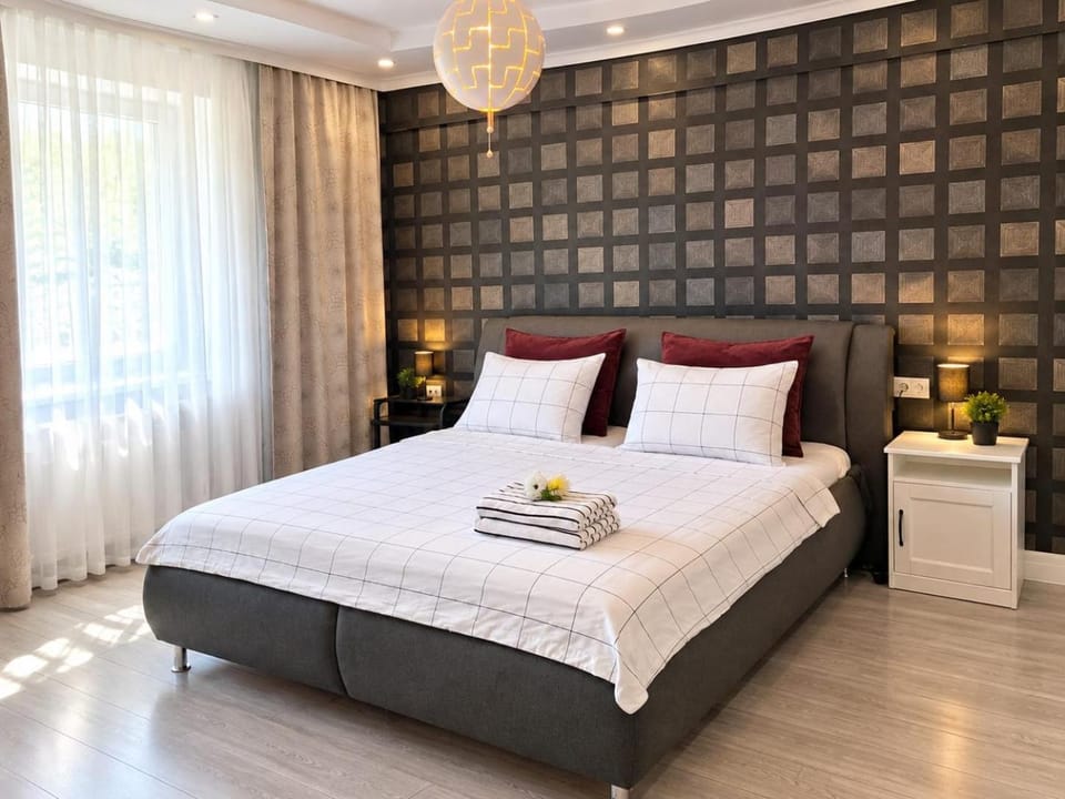 Bed, Photo of the whole room, Bedroom, towels
