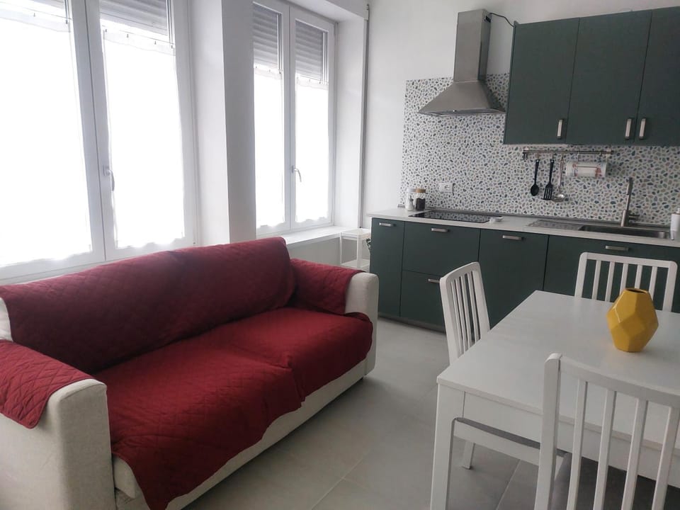 Kitchen or kitchenette, Living room, Seating area, Dining area