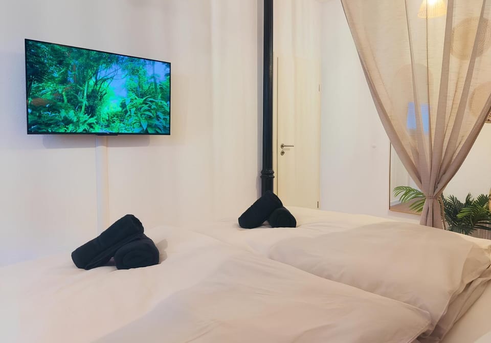 Bed, TV and multimedia, Bedroom