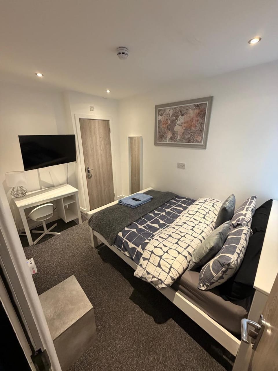 Large 6 Bed 6 Bathroom House - Ideal For Families, Large Groups, Contractors & Business Travellers House in Watford