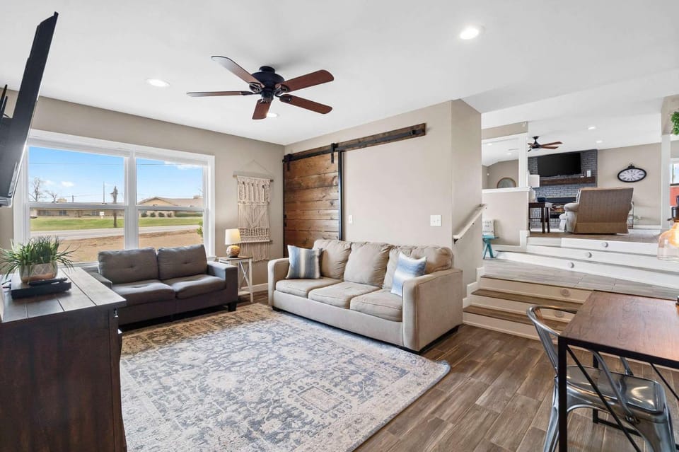 Rogers Family Retreat House in Rogers