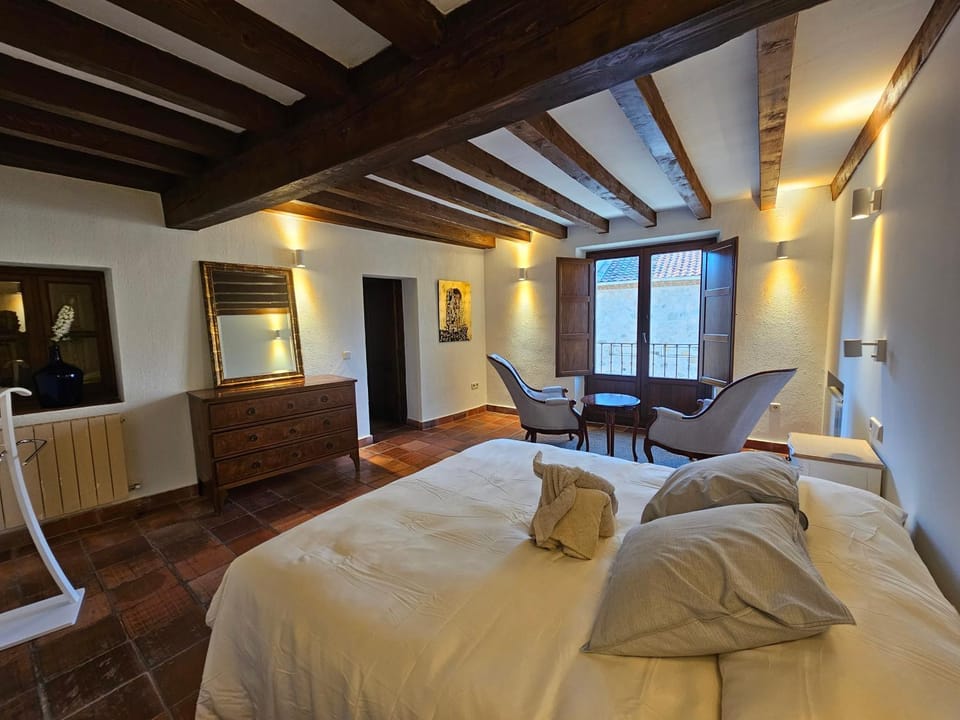 Bed, Photo of the whole room, Decorative detail, Bedroom, towels