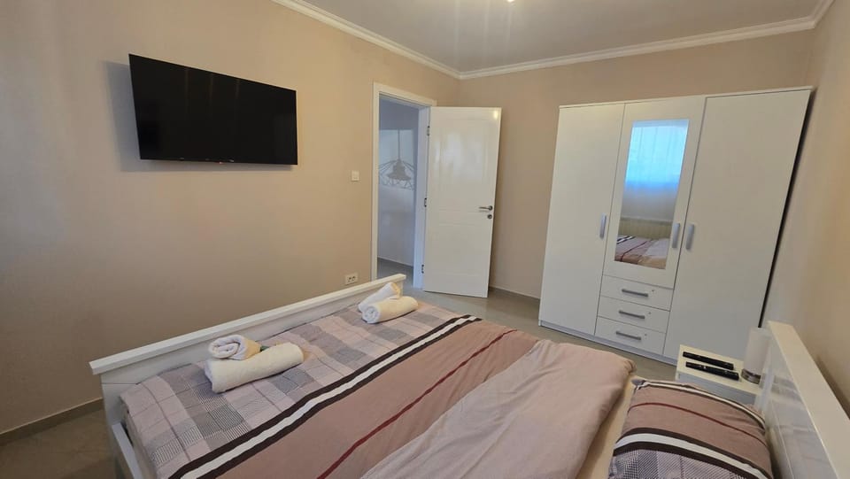 Bed, TV and multimedia, Photo of the whole room, Bedroom, wardrobe