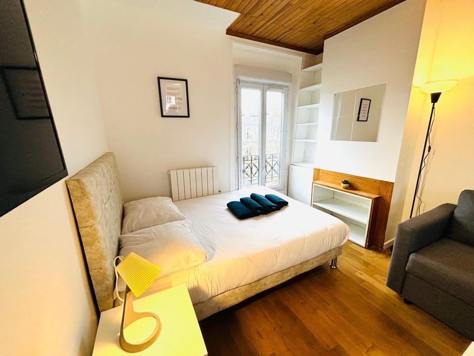 Bed, Photo of the whole room, Bedroom, towels