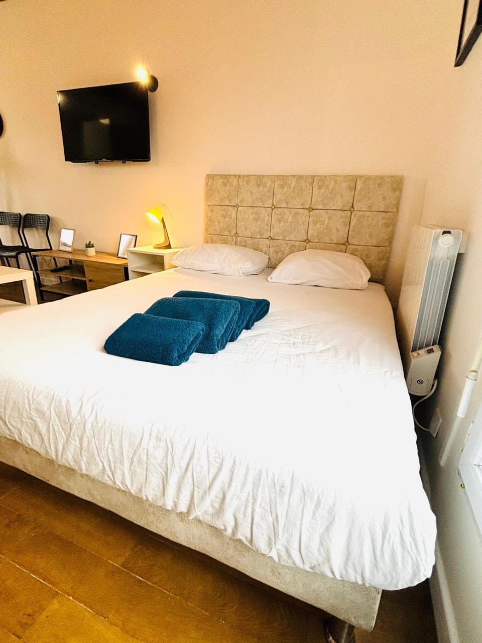 Bed, TV and multimedia, Photo of the whole room, Bedroom
