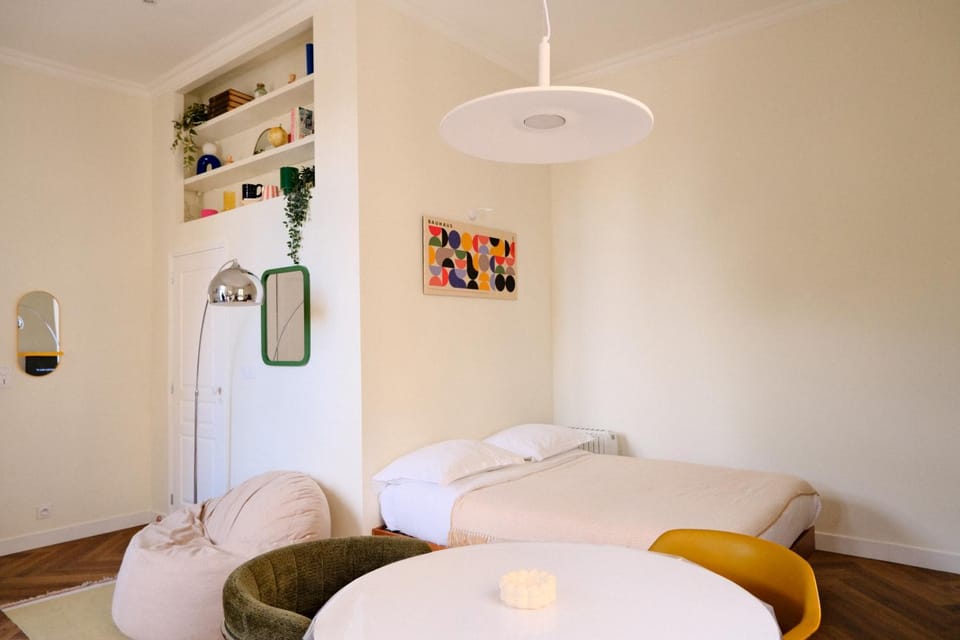 Photo of the whole room, Decorative detail, Seating area