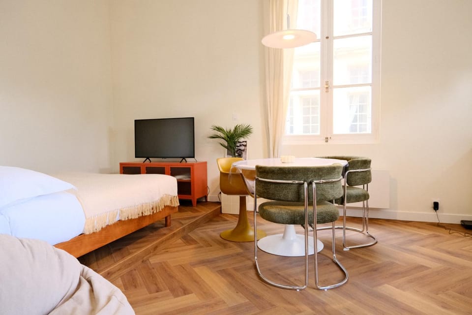 Communal lounge/ TV room, TV and multimedia, Seating area, Dining area