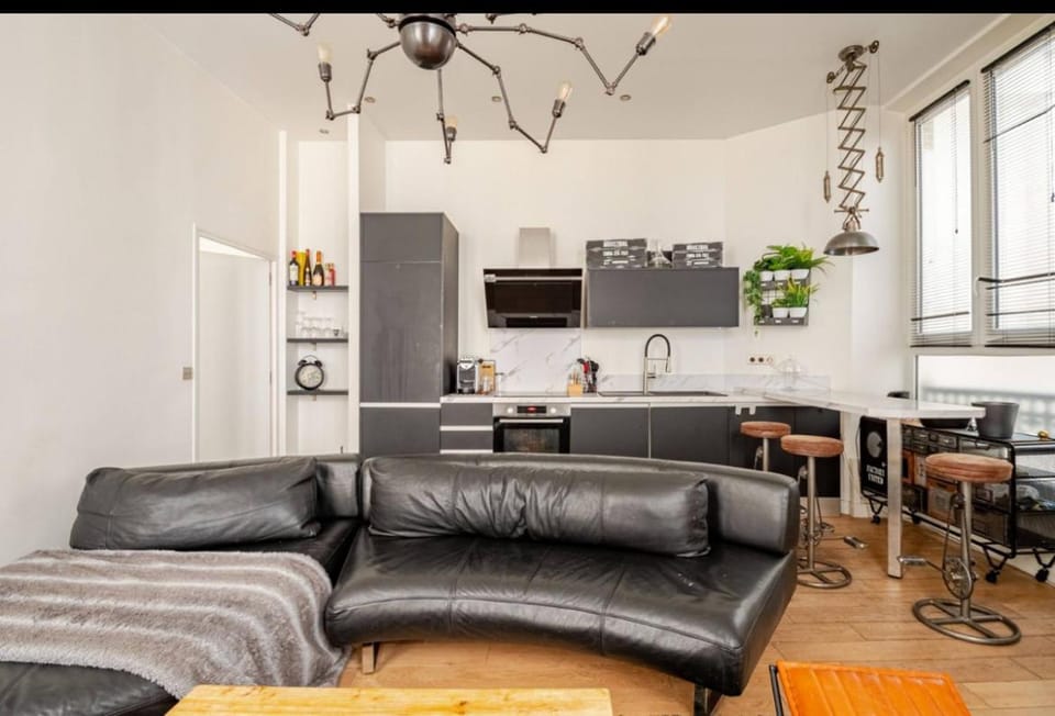 Chic Stay near Louvre & Eiffel Tour Apartment in Paris