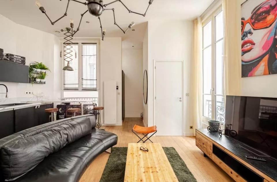 Chic Stay near Louvre & Eiffel Tour Apartment in Paris