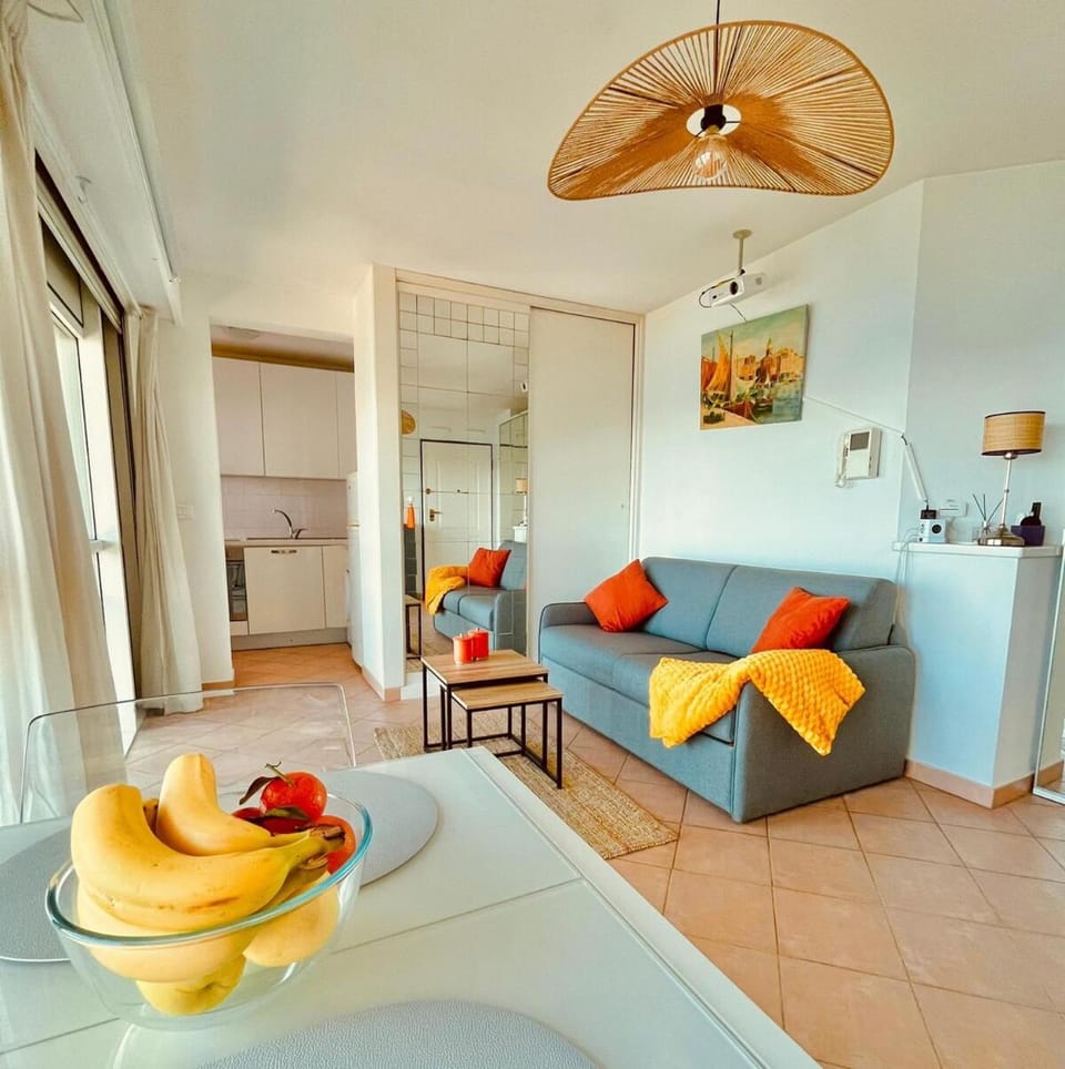 Living room, Food and drinks, Seating area, Dining area, Food