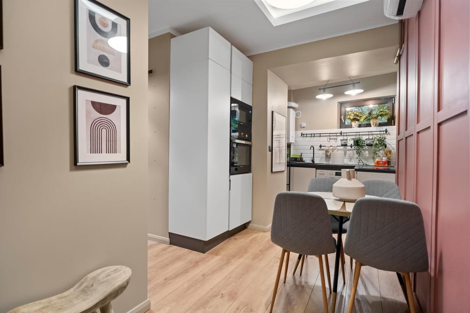Coffee/tea facilities, Kitchen or kitchenette, Living room, Seating area, Dining area, heating, microwave, oven