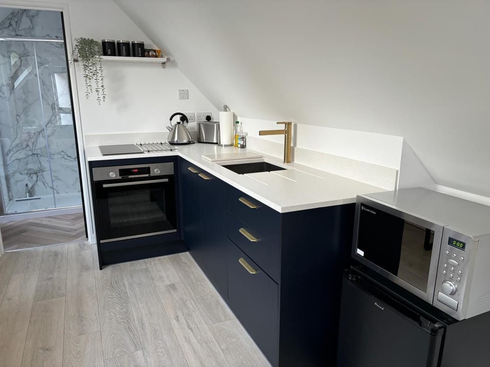 Coffee/tea facilities, Kitchen or kitchenette, oven, stove, toaster