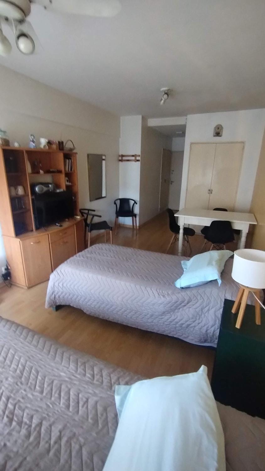 Bed, TV and multimedia, Photo of the whole room, Seating area, Bedroom