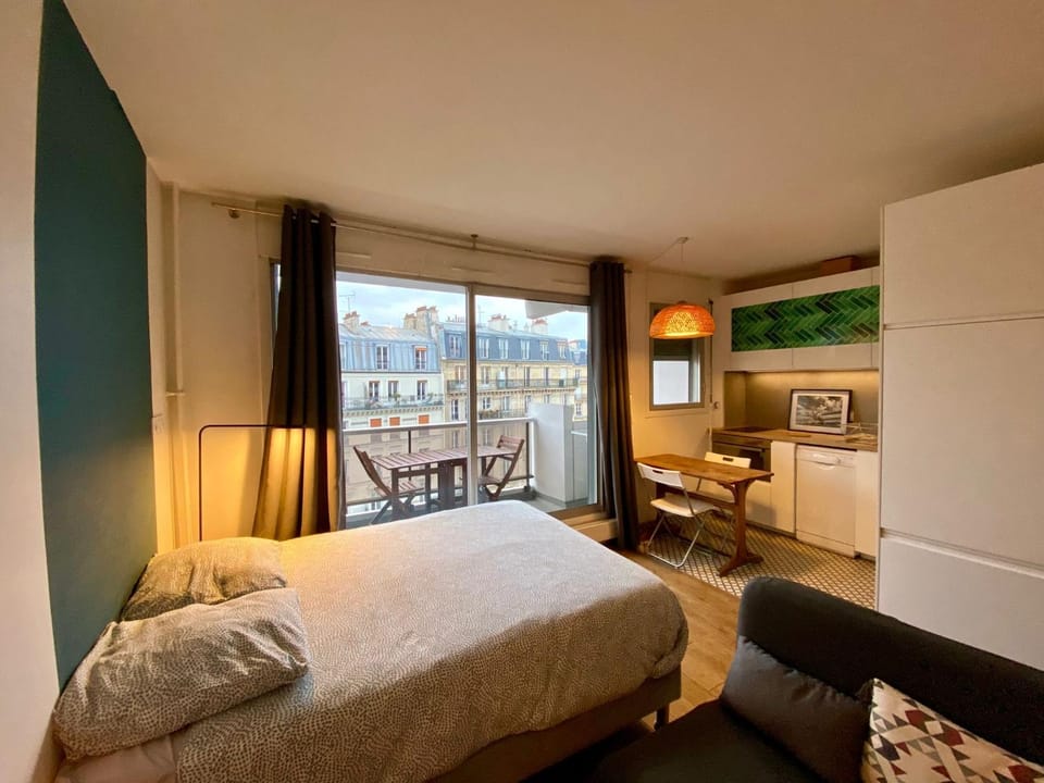 Bed, TV and multimedia, Dining area