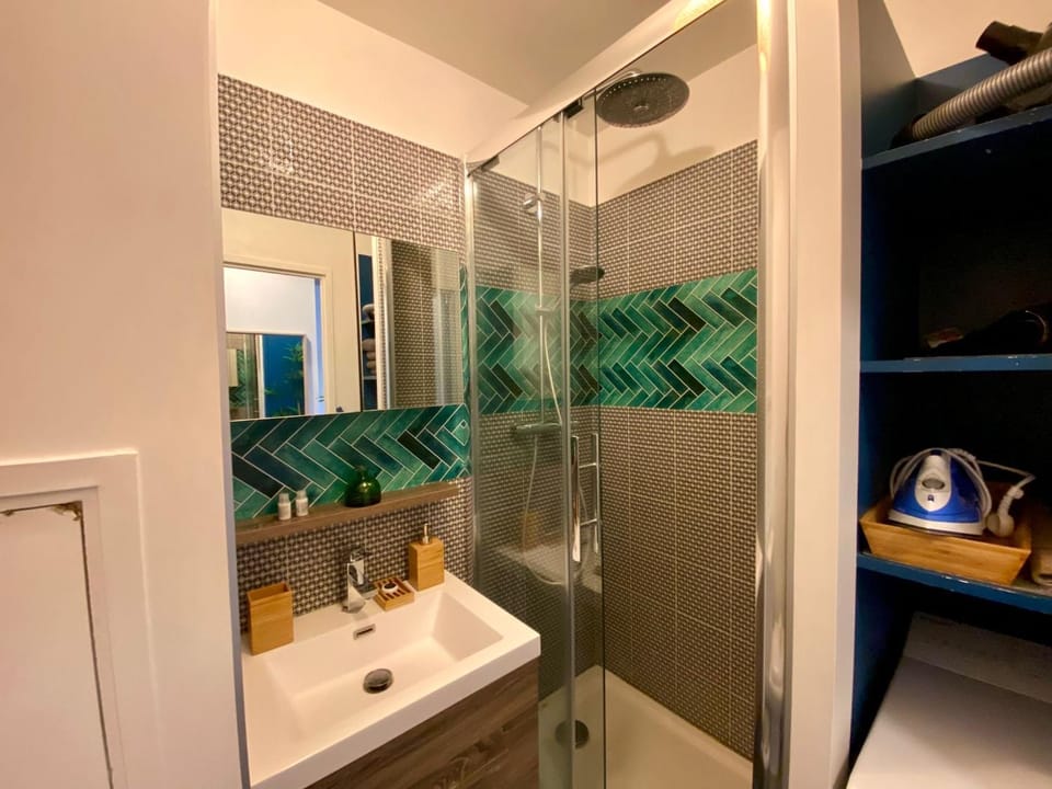 Shower, Bathroom, towels