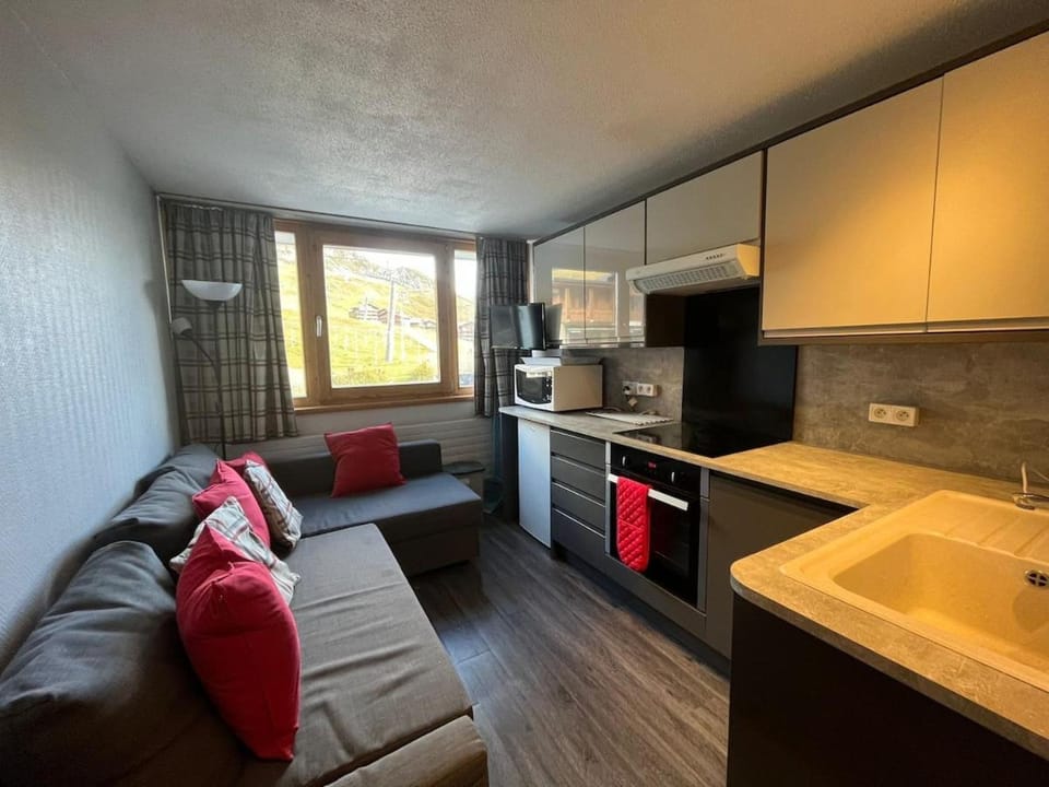 Kitchen or kitchenette, Living room, Seating area, oven, stove