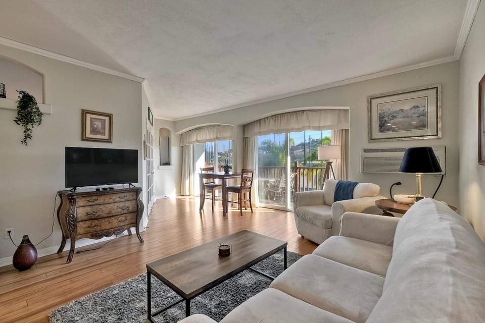 La Costa Condo Pool BBQ Gated Parking Apartment in Carlsbad