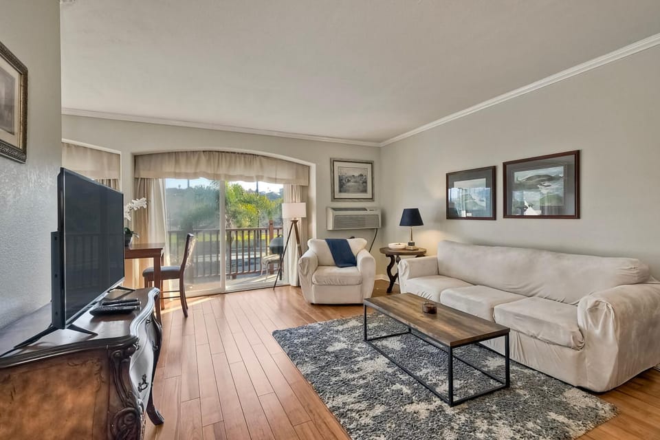 La Costa Condo Pool BBQ Gated Parking Apartment in Carlsbad