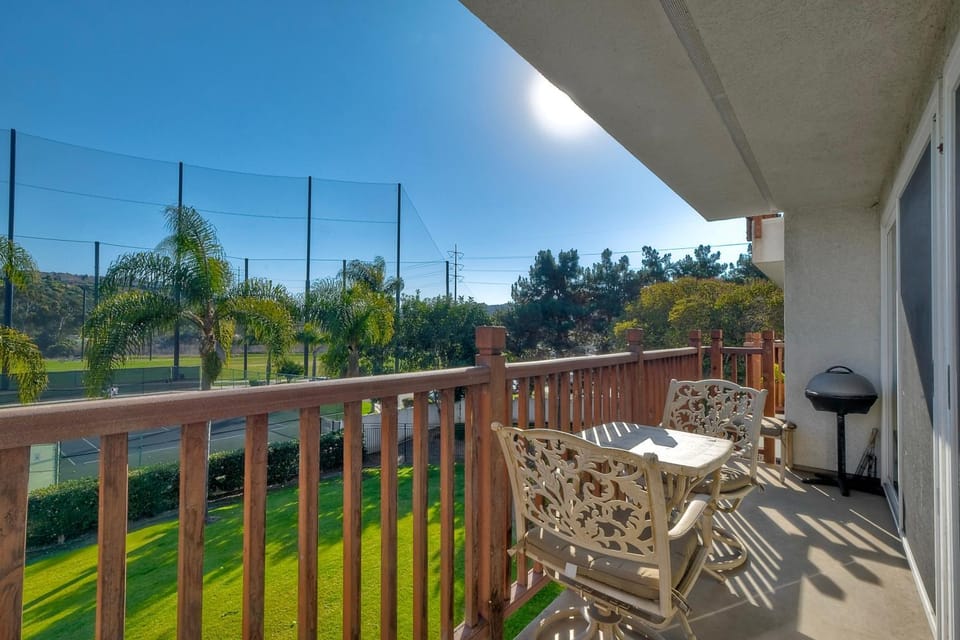 La Costa Condo Pool BBQ Gated Parking Apartment in Carlsbad