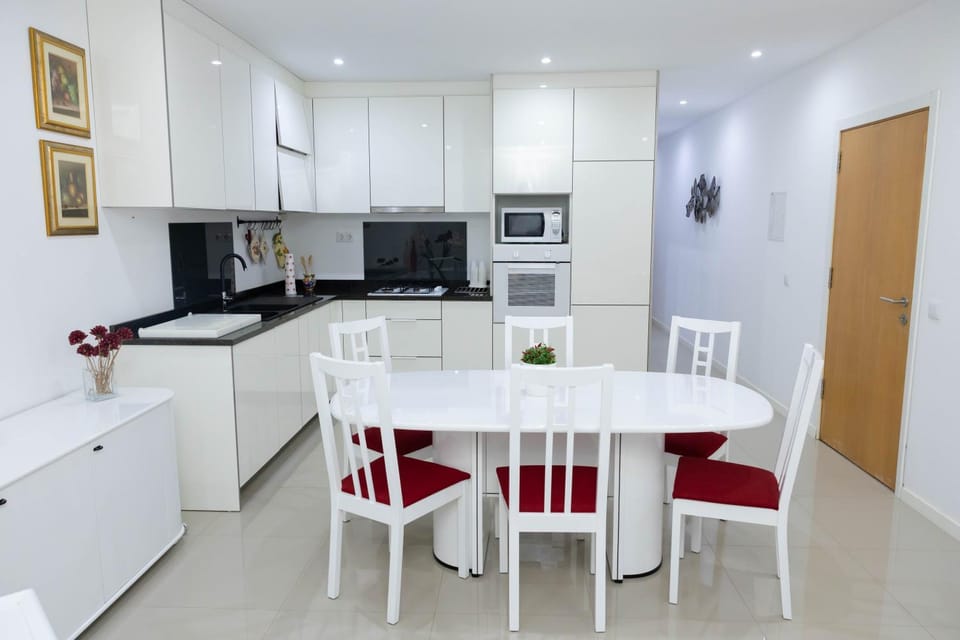 Kitchen or kitchenette, Dining area, stove
