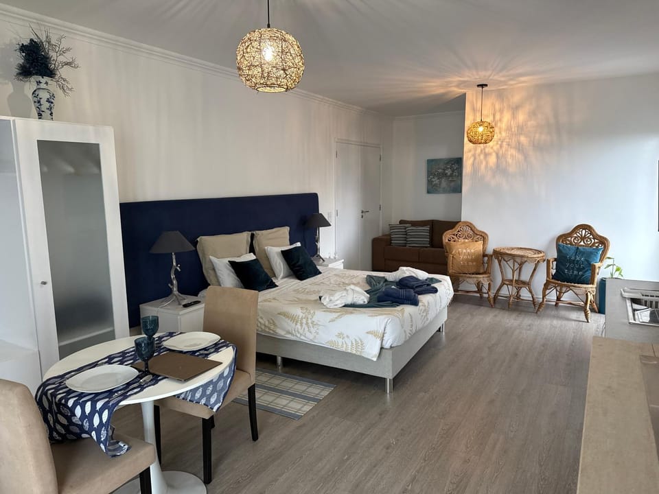 Bed, Living room, Photo of the whole room, Seating area, Dining area, Bedroom
