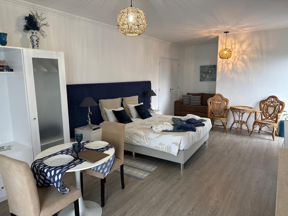 Bed, TV and multimedia, Living room, Photo of the whole room, Seating area, Bedroom, towels, wardrobe