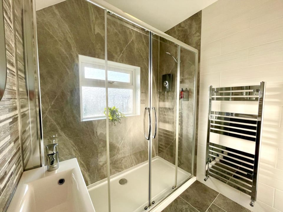 Shower, Bathroom, towels
